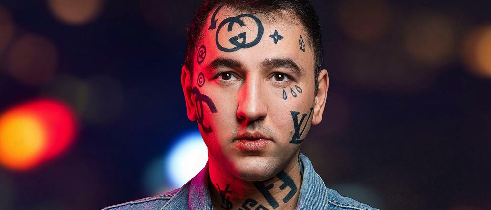 Sehnsucht nach Absolution. Schauspieler Taner Şahintürk spielt einen verhinderten Modemacher.