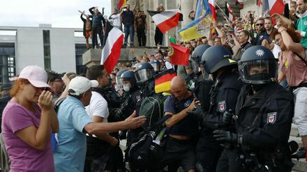 Corona-Proteste in Berlin: Demonstranten versuchen den Reichstag zu stürmen.
