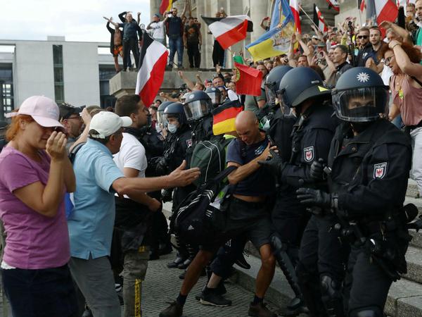 Corona-Proteste in Berlin: Demonstranten versuchen den Reichstag zu stürmen.
