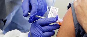 Ob es nun das Covid-19-Vakzin der Biotech-Firma Modern sein wird, das in den USA oder Europa zuerst en masse verimpft werden wird, ist offen. Doch Überlegungen, wer zuerst geschützt werden sollte, gibt es bereits.