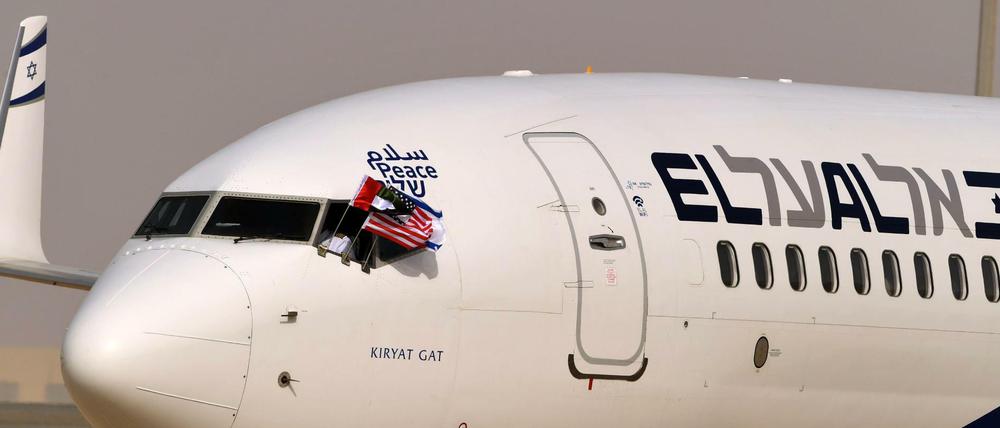 Die Flaggen der Emirate, Israels und der USA wehen aus dem Flugzeug, das in Abu Dhabi gelandet ist.