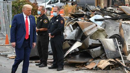 Prasident Donald Trump besichtigt die Trümmer nach tagelangen Ausschreitungen in Kenosha, Wisconsin.