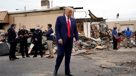 Macht sich in Kenosha ein Bild von den Schäden nach den gewalttätigen Protesten: Donald Trump