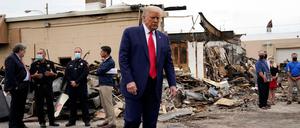 Macht sich in Kenosha ein Bild von den Schäden nach den gewalttätigen Protesten: Donald Trump