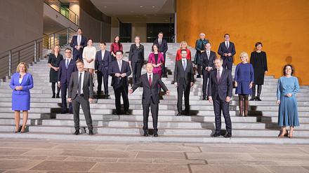 Die neue Bundesregierung stellt sich zum Gruppenbild bei der konstituierenden Kabinettsitzung im Bundeskanzleramt. 