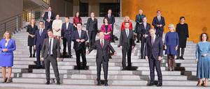Die neue Bundesregierung stellt sich zum Gruppenbild bei der konstituierenden Kabinettsitzung im Bundeskanzleramt. 