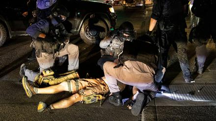Ein Mann wird in Portland behandelt, nachdem auf ihn geschossen wurde.
