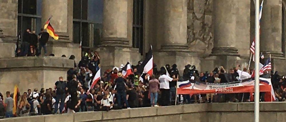 Die Polizei hatte alle Mühe, die Demonstranten vor dem Reichstag abzudrängen.