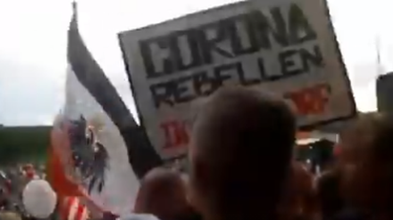 Ein Screenshot aus dem Video, das die Szenen vor dem Reichstag zeigt. 