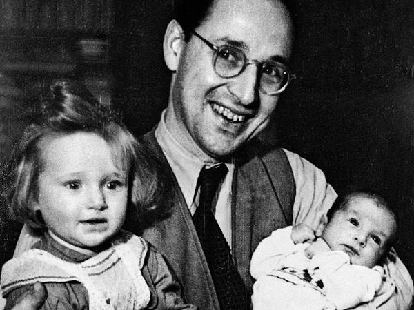 Klaus Gysi mit Gabriele (links) und dem gerade geborenen Gregor Gysi 1948.