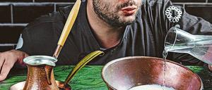 Ein Drink für alle Fälle. Ayran schmeckt zu Gegrilltem, zu Gemüse, vorneweg und hinterher. Schnell angerührt ist er auch, wie Bartender und Döner-Fan Cihan Anadologlu zeigt.