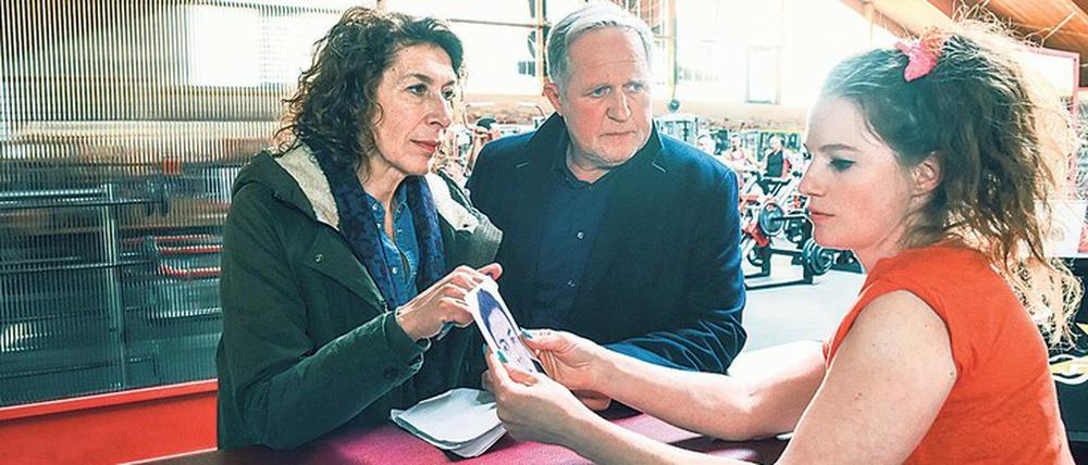 In der Mucki-Bude: Moritz Eisner (Harald Krassnitzer) und Bibi Fellner (Adele Neuhauser, l.) erhoffen sich von Susi (Michaela Schausberger) Informationen über das Mordopfer, das vor einen Zug gelegt wurde. 