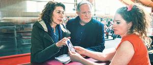 In der Mucki-Bude: Moritz Eisner (Harald Krassnitzer) und Bibi Fellner (Adele Neuhauser, l.) erhoffen sich von Susi (Michaela Schausberger) Informationen über das Mordopfer, das vor einen Zug gelegt wurde. 