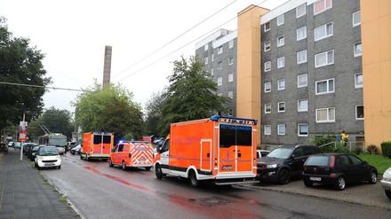 Krankenwagen stehen vor einem Haus in Solingen.