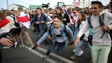 Protest in Belarus: Studenten rennen vor der Polizei weg. 