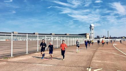 Die Laufgruppe will die Weltrekordzeit ablaufen. 