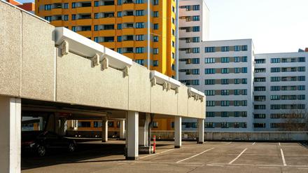 Seelenlandschaft für Städter. Parkdeck in einer Hochhaussiedlung im Norden von Berlin.
