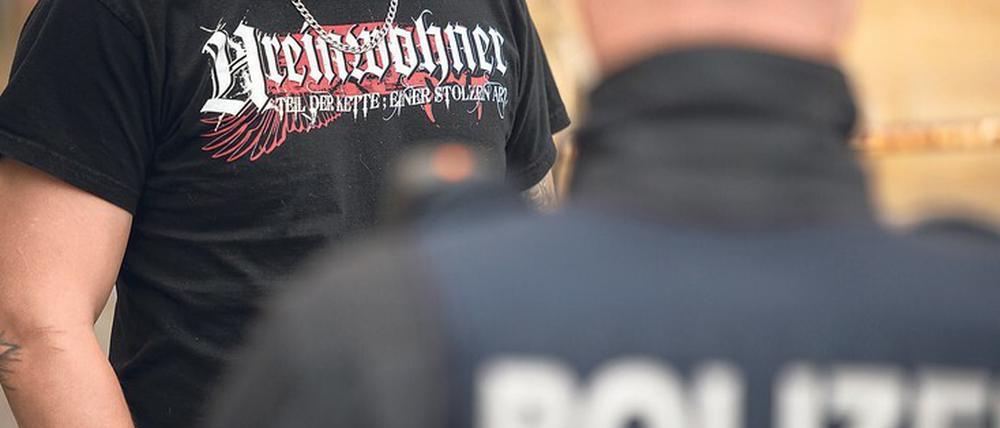 Zu nah? Ein Teilnehmer einer NPD-Demonstration in Thüringen steht einem Polizisten gegenüber.