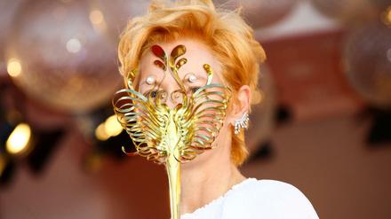 Maske mal anders: Die Schauspielerin Tilda Swinton vor der Eröffnungszeremonie der 77. Internationalen Filmfestspiele von Venedig. 