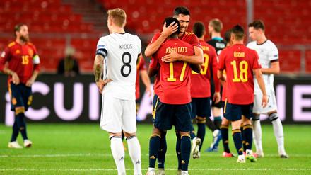 Neuanfang mit bitterem Ende. Die Spanier feiern den späten Ausgleich gegen die deutsche Mannschaft.