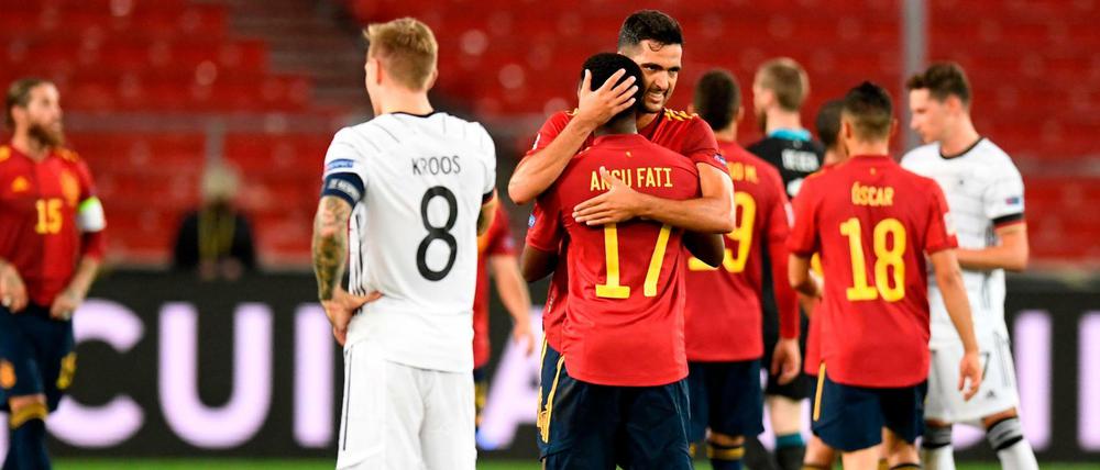 Neuanfang mit bitterem Ende. Die Spanier feiern den späten Ausgleich gegen die deutsche Mannschaft.