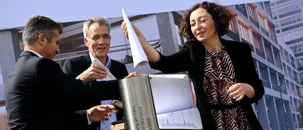 Grundsteinbefüllung. Martin Heinig (l-r), Mitglied der SAP-Geschäftführung, Thomas Bergander, CEO Taurecon Real Estate und Quartier Heidestrasse sowie Wirtschaftssenatorin Ramona Pop (Grüne).
