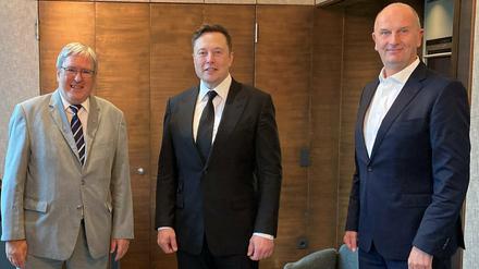 Elon Musk (M.) mit Brandenburgs Ministerpräsident Dietmar Woidke (r.,SPD) und Brandenburgs Wirtschaftsminister Jörg Steinbach (SPD)