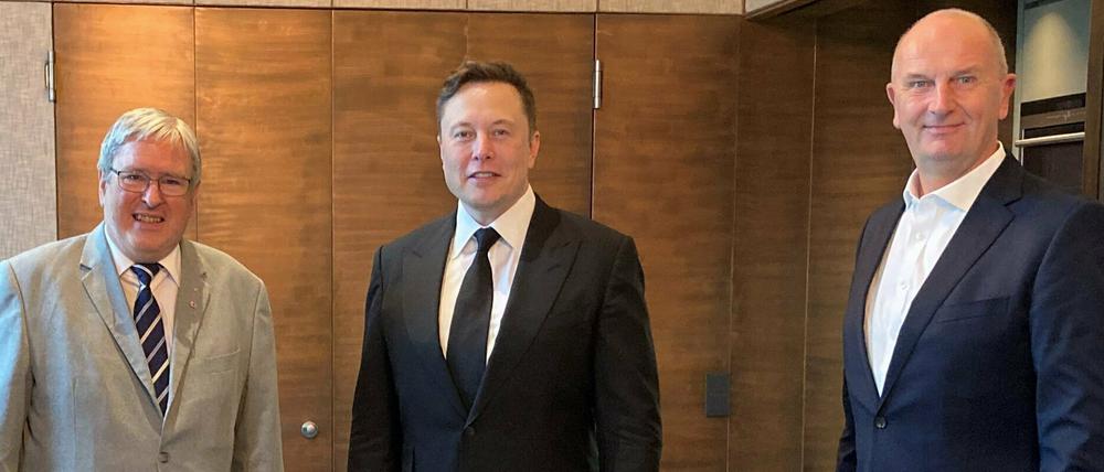 Elon Musk (M.) mit Brandenburgs Ministerpräsident Dietmar Woidke (r.,SPD) und Brandenburgs Wirtschaftsminister Jörg Steinbach (SPD)
