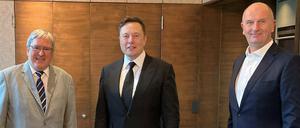 Elon Musk (M.) mit Brandenburgs Ministerpräsident Dietmar Woidke (r.,SPD) und Brandenburgs Wirtschaftsminister Jörg Steinbach (SPD)