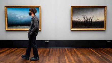 Zwei Gemälde von Caspar David Friedrich in der Alten Nationalgalerie.