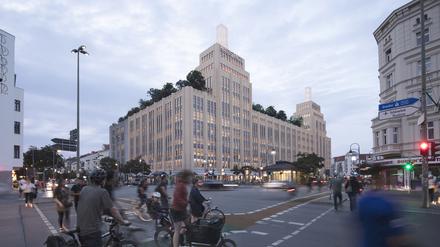 So wünscht es sich Signa. Der Immobilienzweig des Konzerns möchte den Karstadt-Neubau gemischt nutzen – auch für Büros, Wohnungen und Sport. Die Terrasse mit Bäumen soll als Rückzugsort dienen und Habitat für Insekten sein.