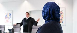 Sollen Rechtsreferendarinnen den Staat mit Kopftuch vor Gericht vertreten dürfen?