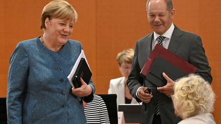 Wieder eine Corona-Hilfe beschlossen: Kanzlerin Angela Merkel (l.) und Finanzminister Olaf Scholz im Gespräch mit Justizministerin Christine Lambrecht (vorne). 
