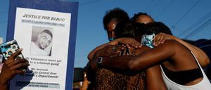 Polizeischüsse in Los Angeles: Familienangehörige des getöteten Dijon Kizzee trauern.
