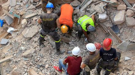 Helfer in den Trümmern von Gebäuden in Beirut