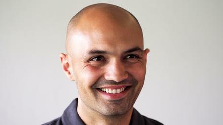 Der neue Cheftrainer Sofian Chahed muss sich regelmäßig den Fragen seiner Spielerinnen stellen. 