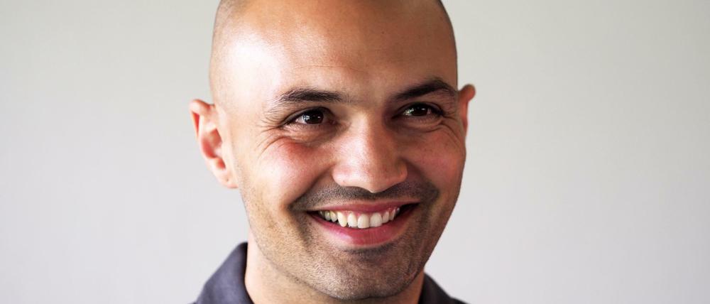 Der neue Cheftrainer Sofian Chahed muss sich regelmäßig den Fragen seiner Spielerinnen stellen.