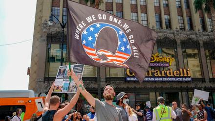 Ein QAnon-Anhänger in Los Angeles.