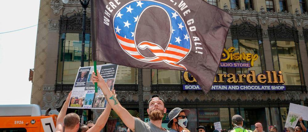 Ein QAnon-Anhänger in Los Angeles.