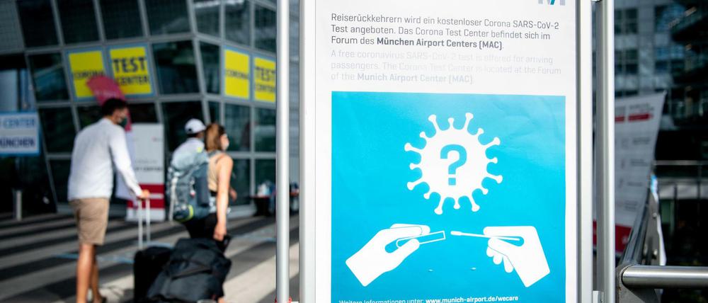 Ein Schild weist am Flughafen auf die Möglichkeit zur Durchführung von kostenlosen Corona-Tests hin.