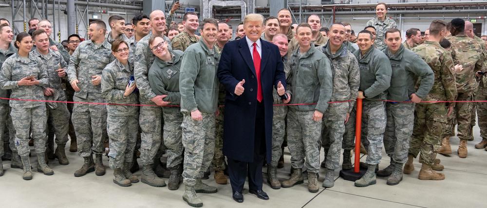 Immer für ein Foto gut: Donald Trump mit US-Soldaten in Rammstein.