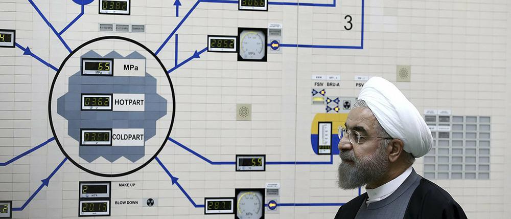 Hassan Ruhani, Präsident des Iran, besucht das Kernkraftwerkes Buschehr (Archivfoto). Der Iran hat laut IAEA die zehnfache Menge an angereichertem Uran wie laut Atomabkommen erlaubt.
