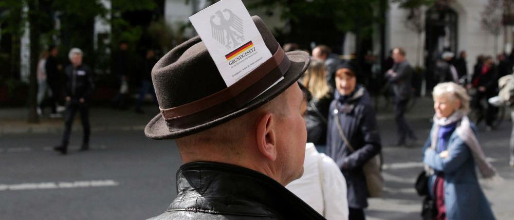 Ein Teilnehmer der sogenannten Hygienedemos, die am Rosa-Luxemburg-Platz stattfanden.