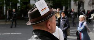 Ein Teilnehmer der sogenannten Hygienedemos, die am Rosa-Luxemburg-Platz stattfanden.