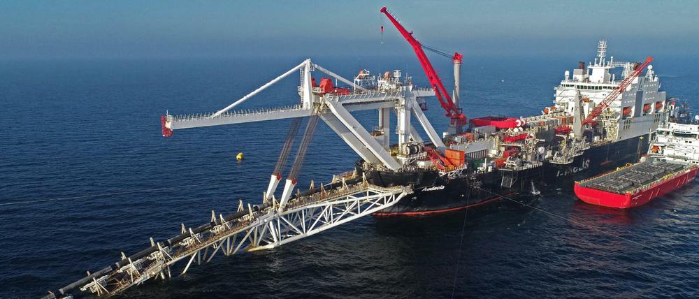 Das Verlegeschiff "Audacia" des Offshore-Dienstleisters Allseas verlegt in der Ostsee vor der Insel Rügen Rohre für die Gaspipeline Nord Stream 2.