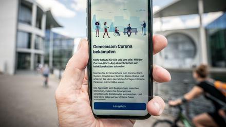 Die Startseite der Corona-Warn-App in der Entwickler Version ist im Display eines Smartphone zu sehen.