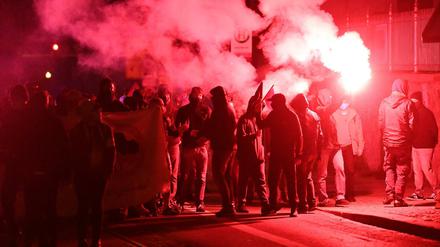 Die Teilnehmer ziehen mit Pyro-Fackeln durch den Stadtteil Connewitz.