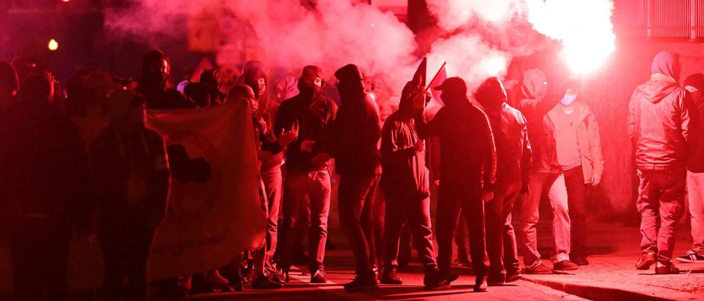 Die Teilnehmer ziehen mit Pyro-Fackeln durch den Stadtteil Connewitz.