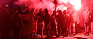 Die Teilnehmer ziehen mit Pyro-Fackeln durch den Stadtteil Connewitz.