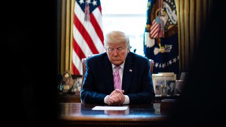 Donald Trump in sich gekehrt. Seine Verschwörungstheorien haben ihren Ursprung vor Monaten.